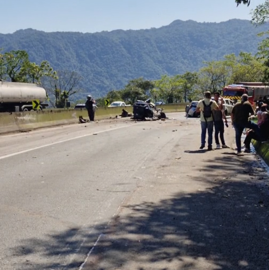 Grave engavetamento na BR-277 deixa dois mortos e vários feridos em Morretes